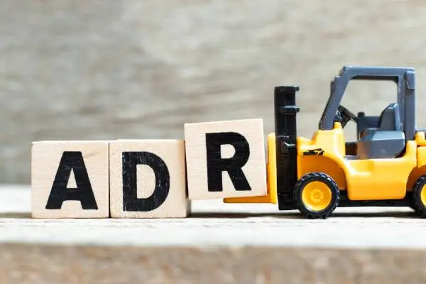 Wózek widłowy z literami ADR