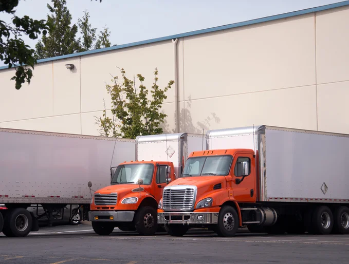 pomarańczowe ciężarówki